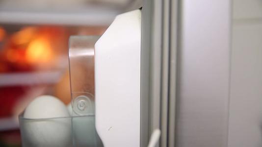 镜头合集冷柜冰箱细菌滋生卫生死角采样视频的预览图