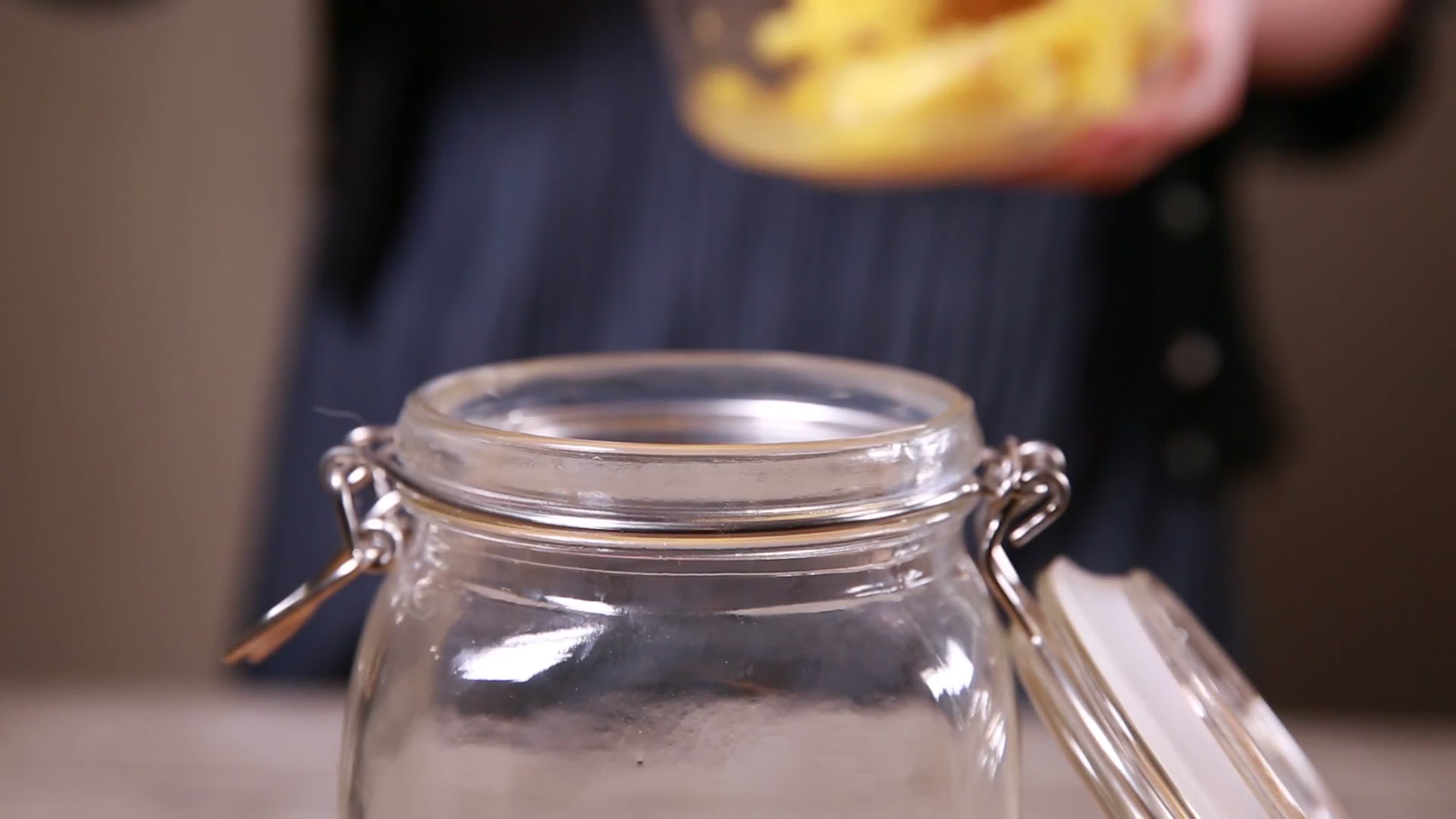 镜头合集密封罐酿造菠萝酒视频的预览图