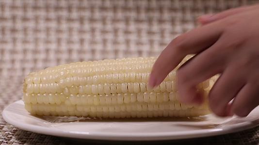 镜头合集黏玉米粘玉米糯玉米水果玉米视频的预览图