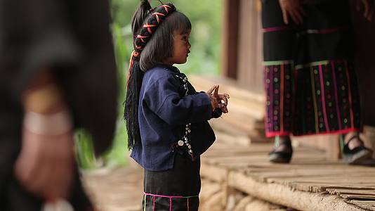 翁丁原始部落少数民族佤族小孩视频的预览图
