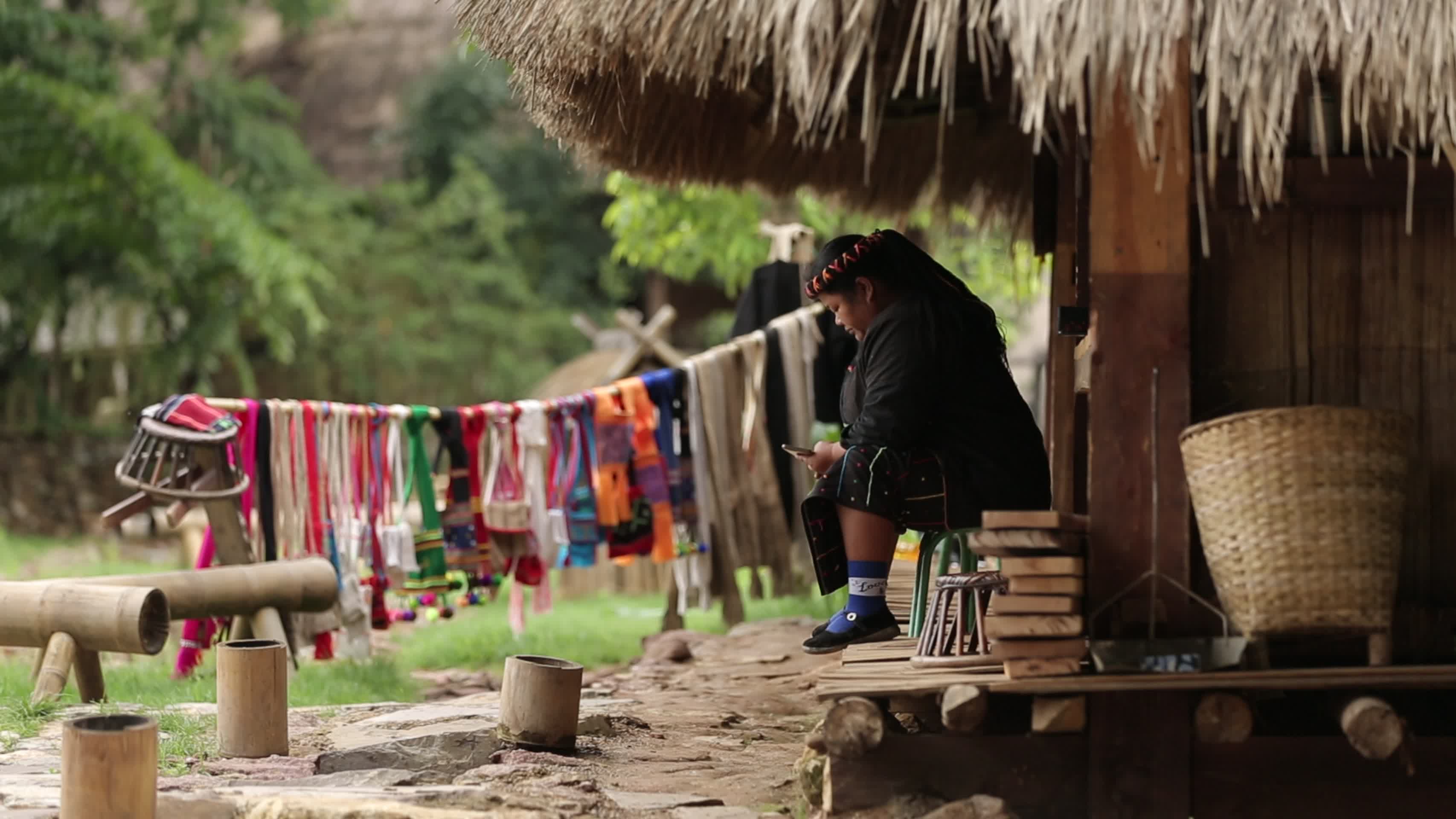 翁丁部落村寨少数民族村民视频的预览图