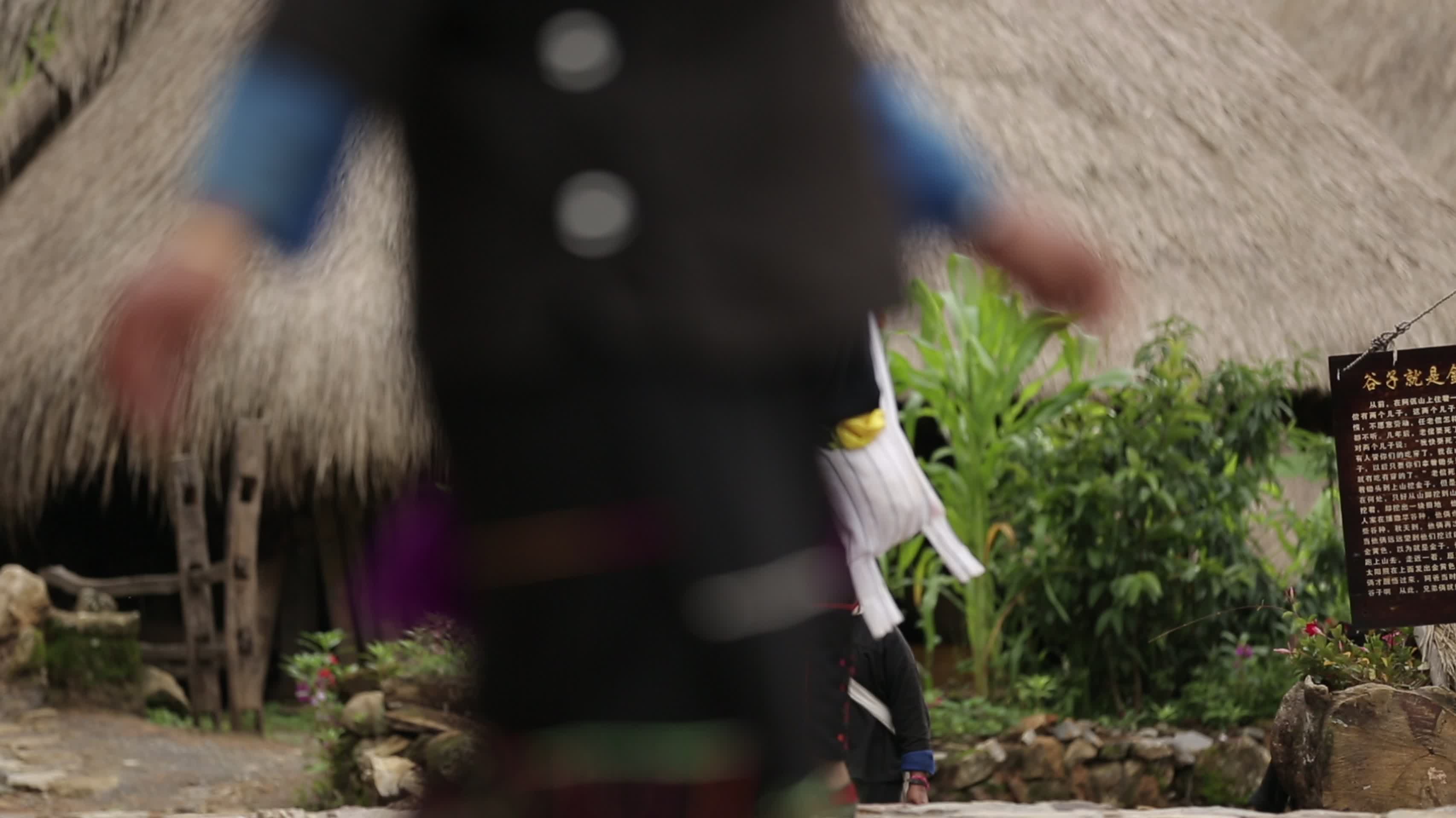 翁丁原始部落少数民族佤族村民视频的预览图