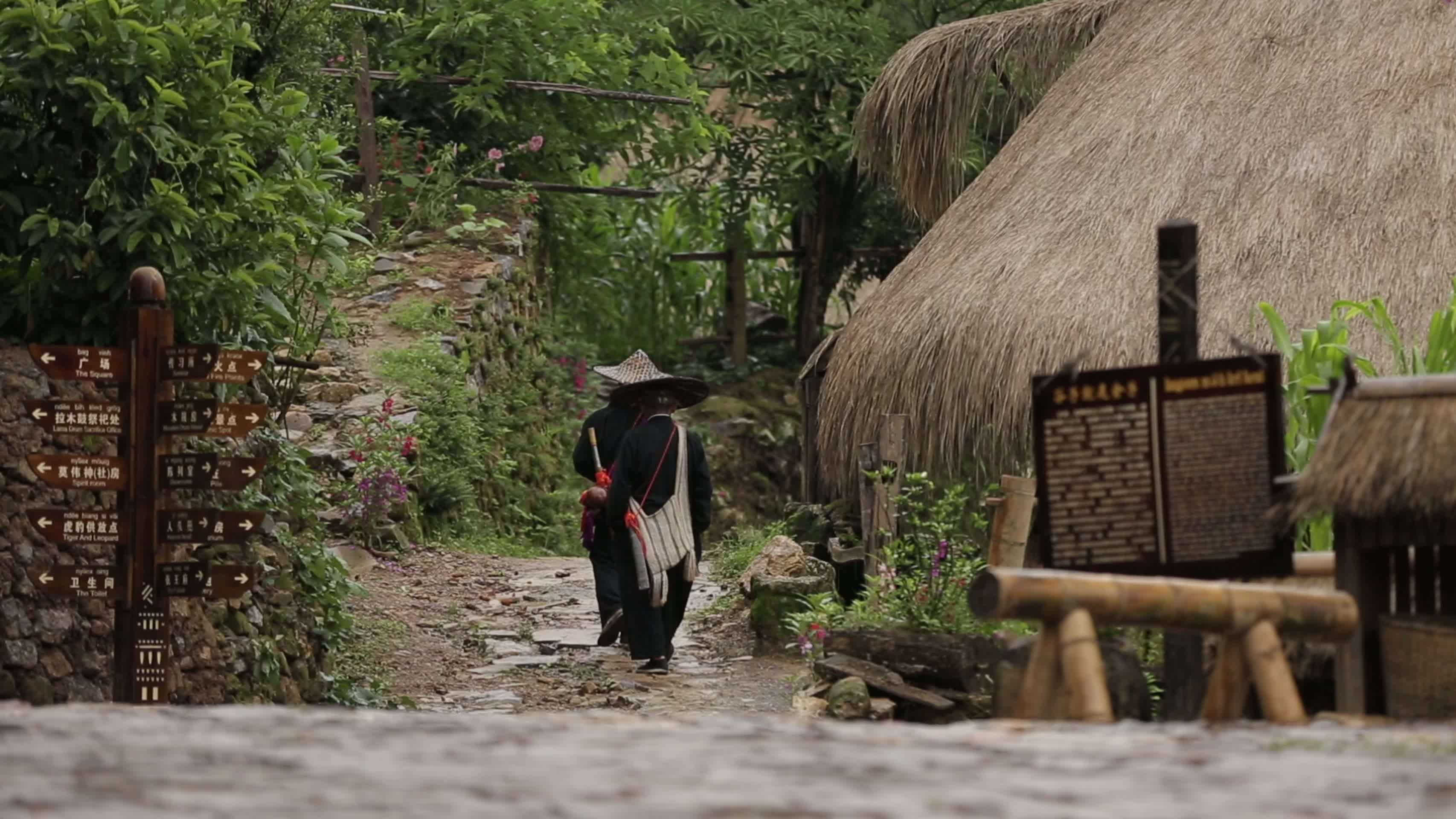 翁丁古寨部落少数民族景区视频的预览图
