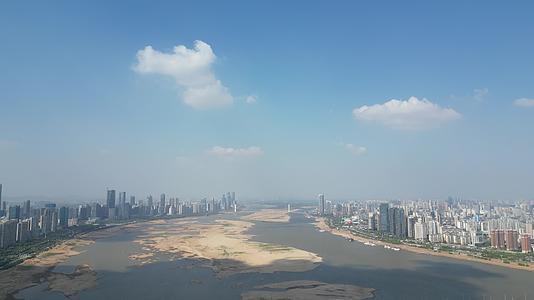 江西南昌城市风光赣江枯水季节视频的预览图