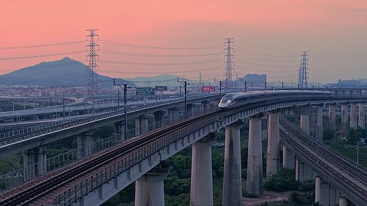 4K航拍清晨朝霞高铁动车列车从远处驶来视频的预览图