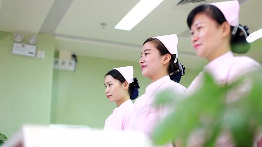 护士工作微笑医疗人员视频医护人员视频的预览图