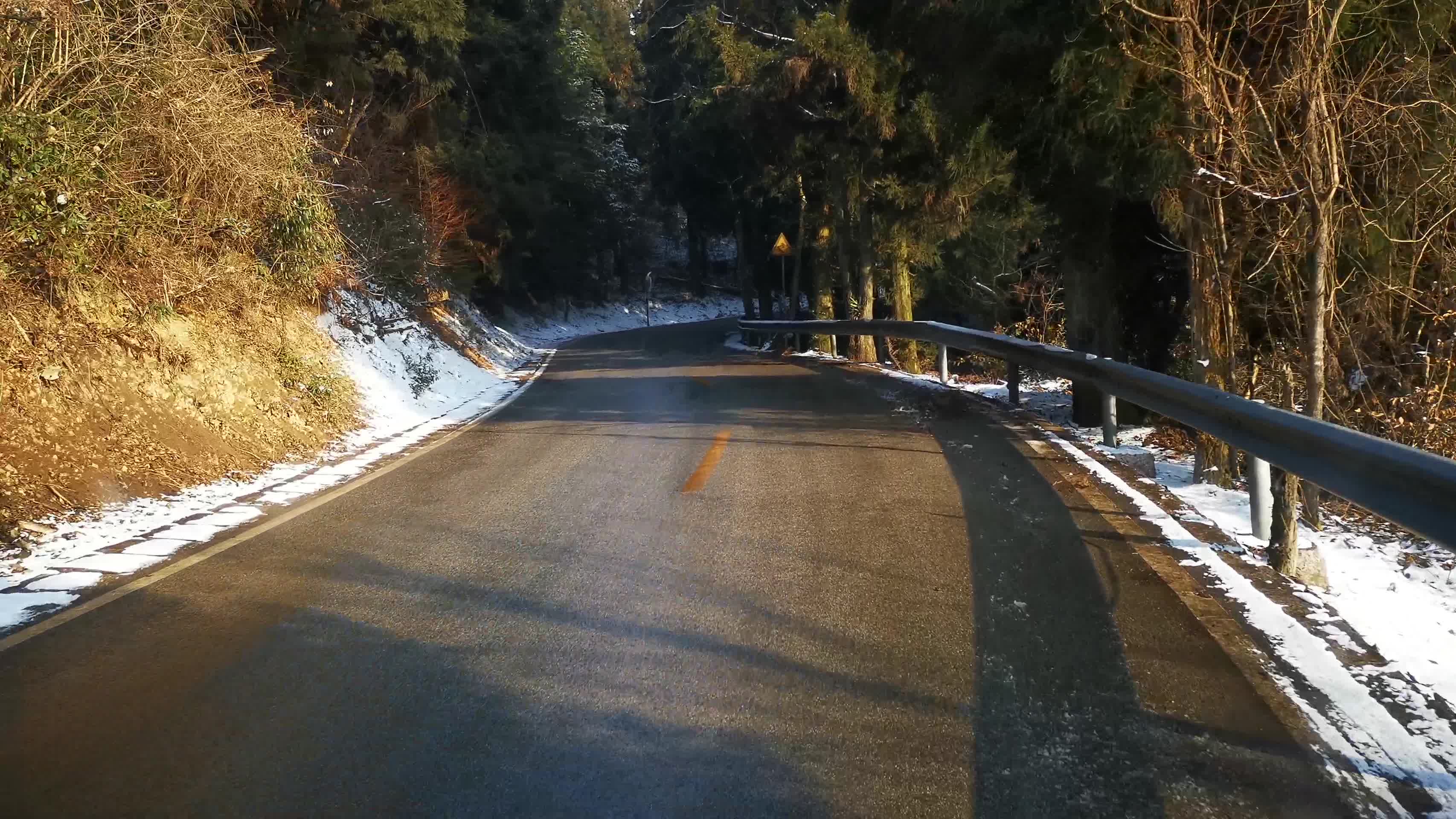 冬天大山雪景山里交通视频的预览图