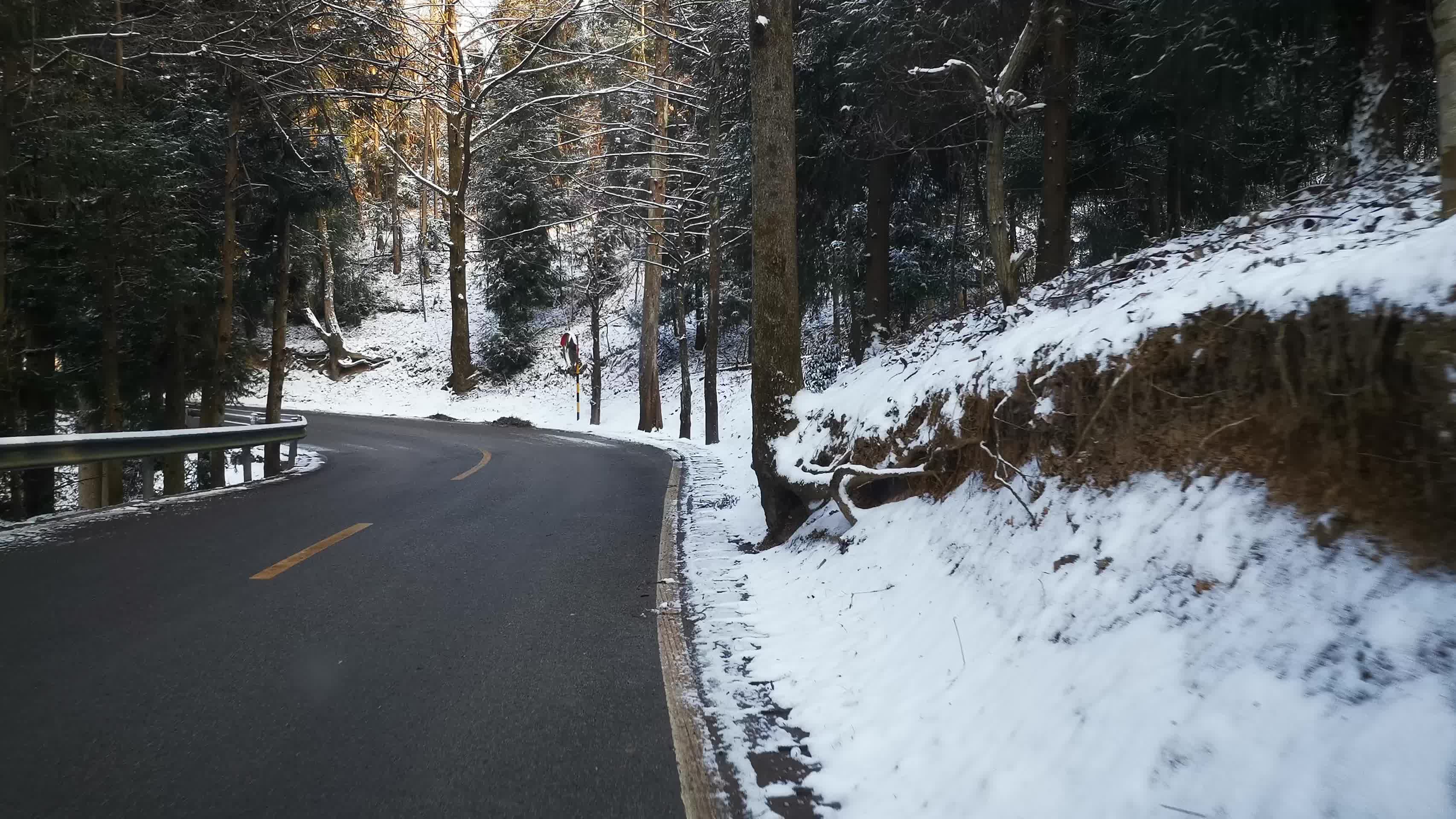 冬天大山雪景山里交通视频的预览图