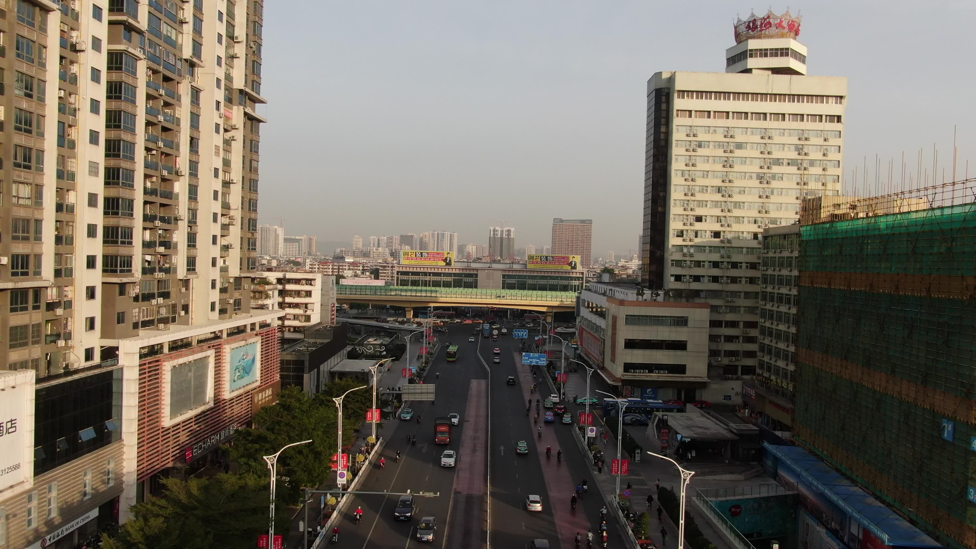 航拍广西南宁朝阳路商业圈火车站视频的预览图