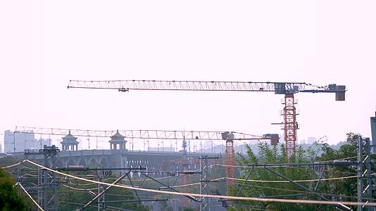武汉长江大桥建筑工地塔吊正在夕阳下工作视频的预览图