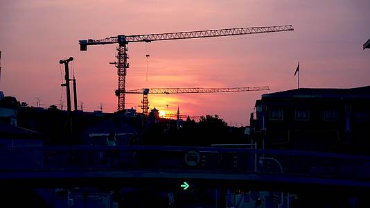 武汉长江大桥建筑工地塔吊正在夕阳下工作视频的预览图