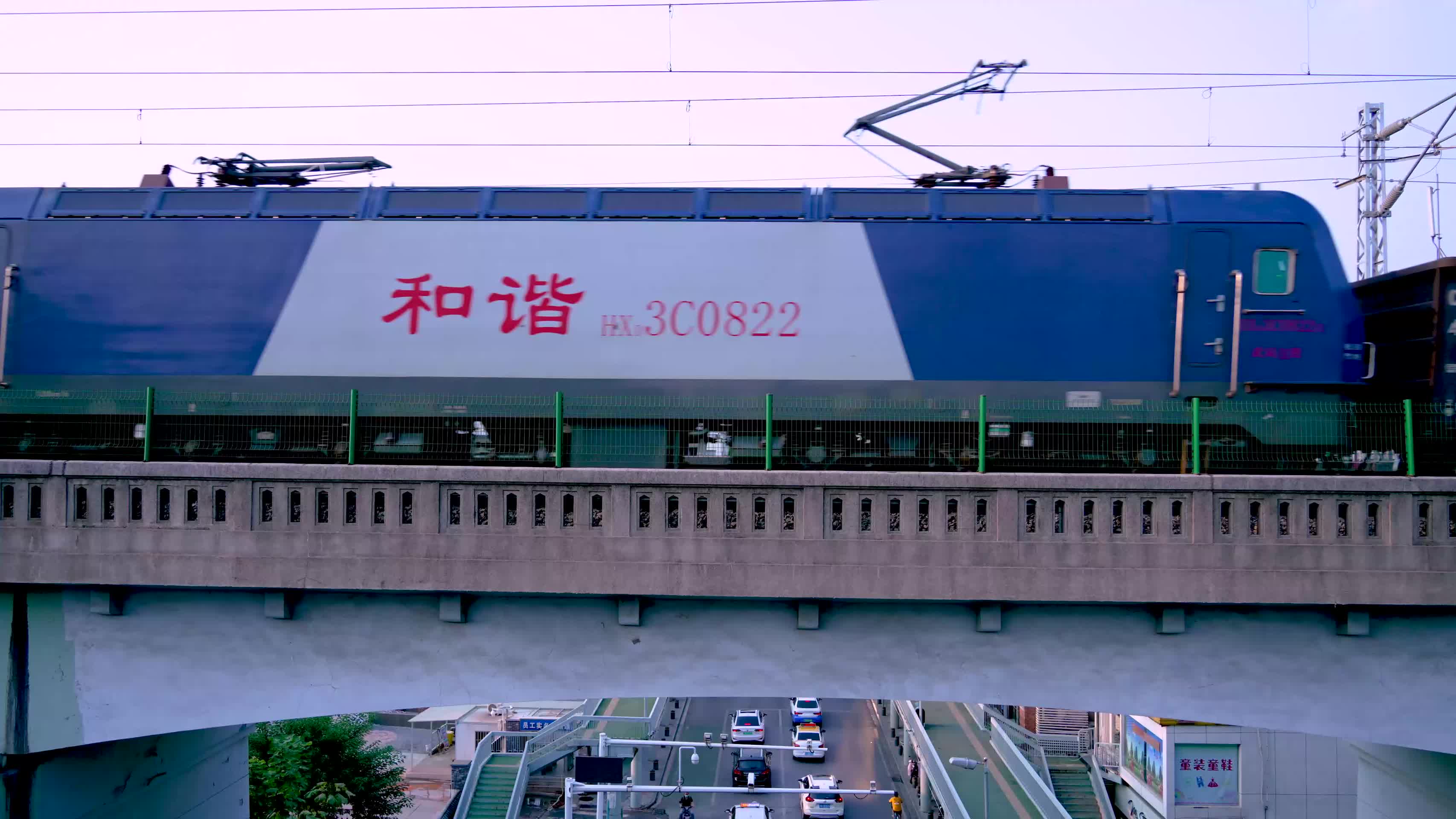 武汉火车从长江大桥驶过视频的预览图