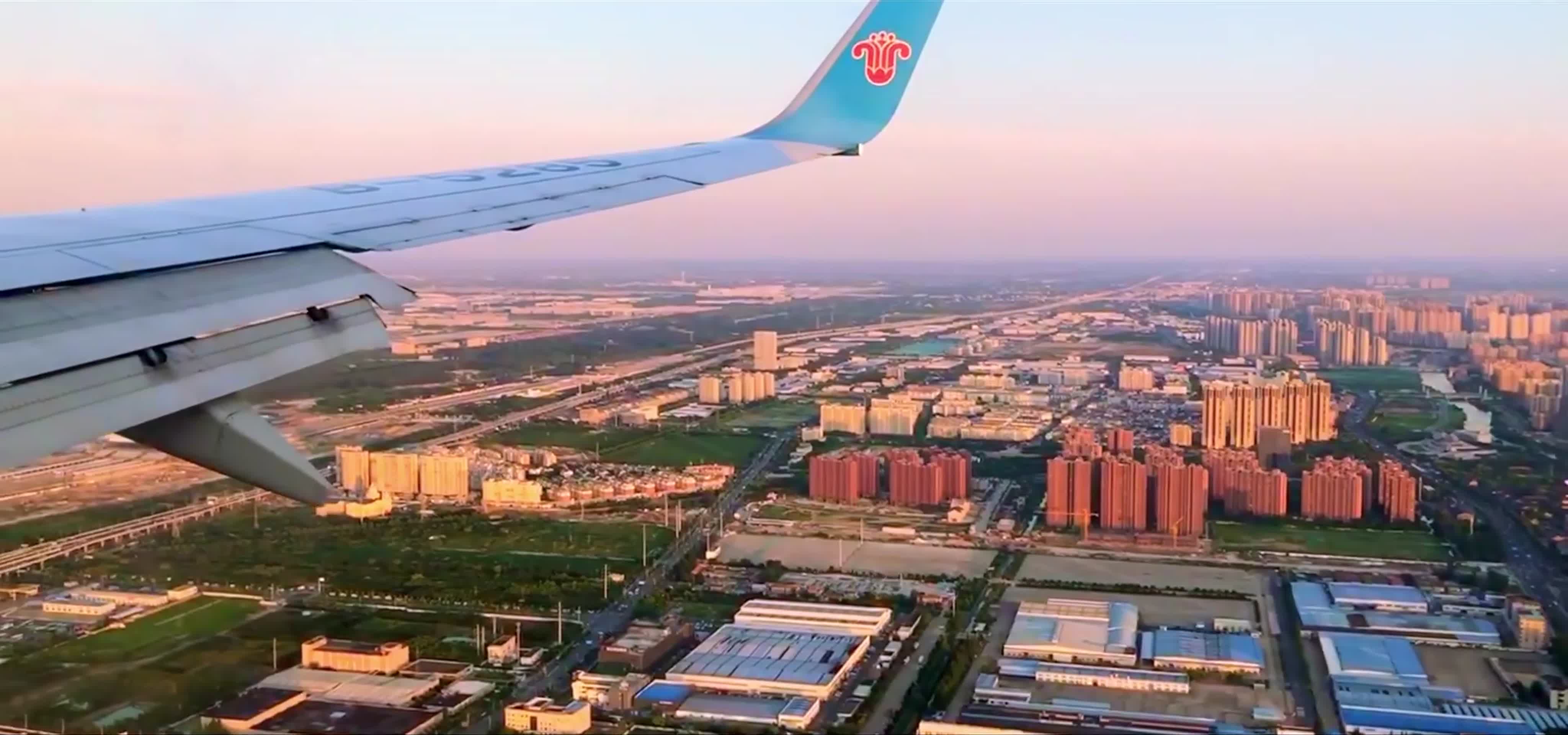 中国南航飞机降落过程机翼窗外视角视频视频的预览图
