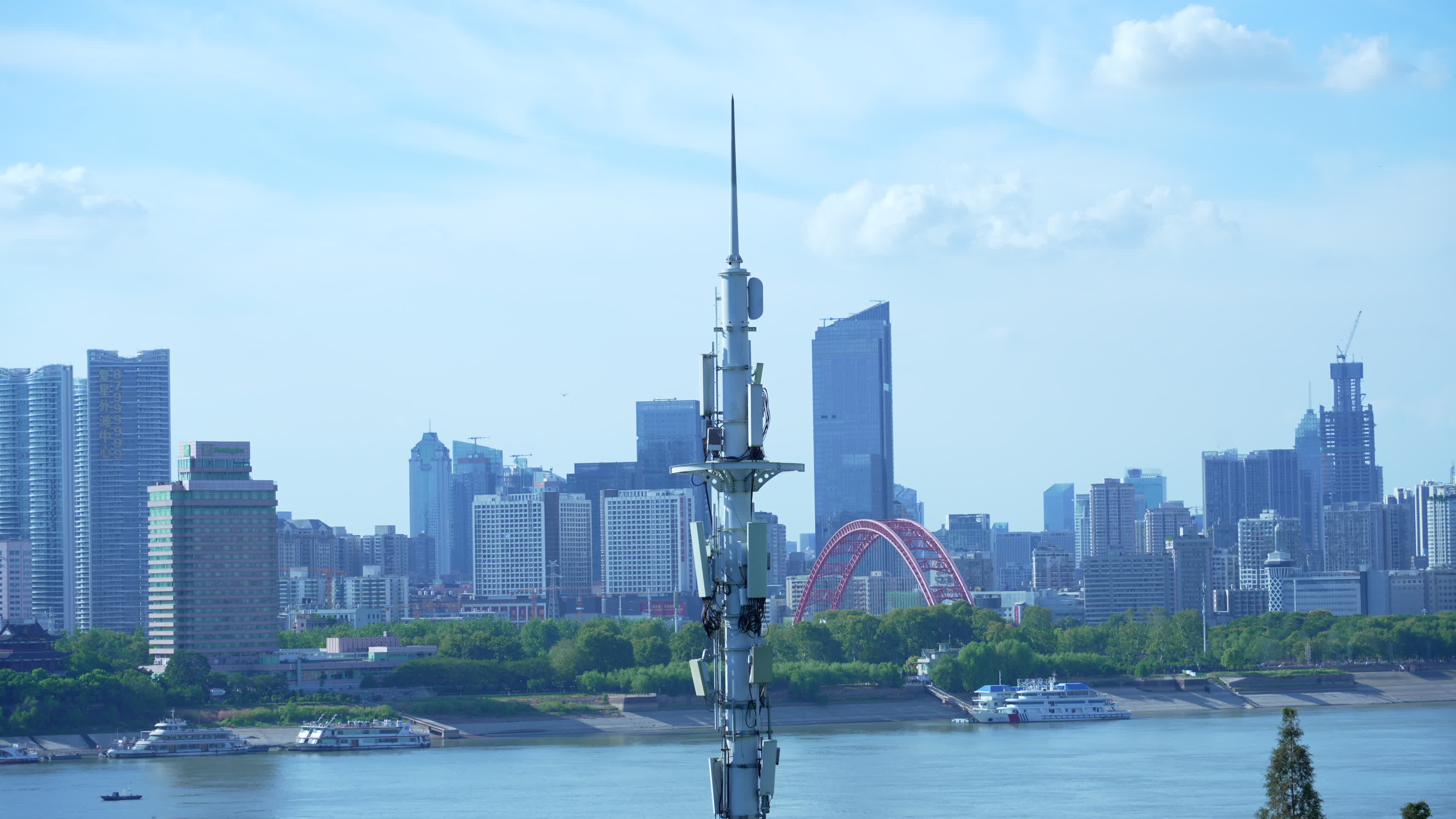 武汉长江大桥国家基建5G信号塔视频的预览图