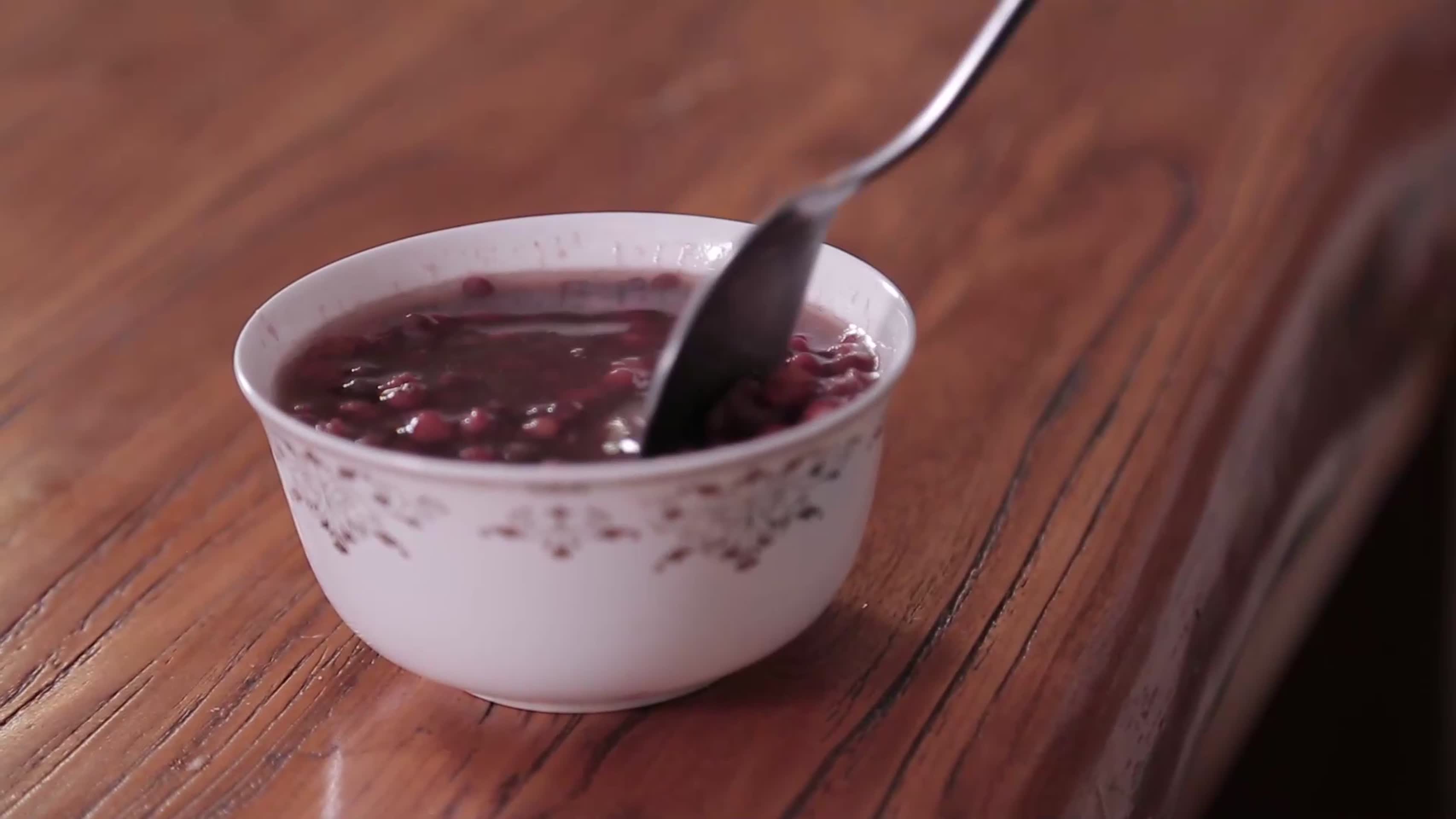 镜头合集湿气薏米红豆汤视频的预览图