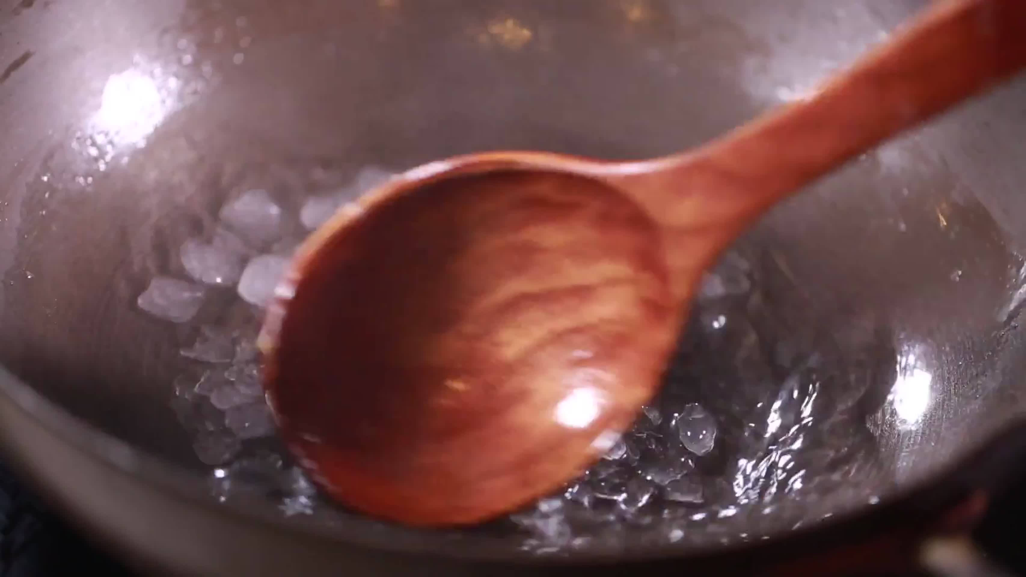 镜头合集铁锅炒糖色糖浆视频的预览图