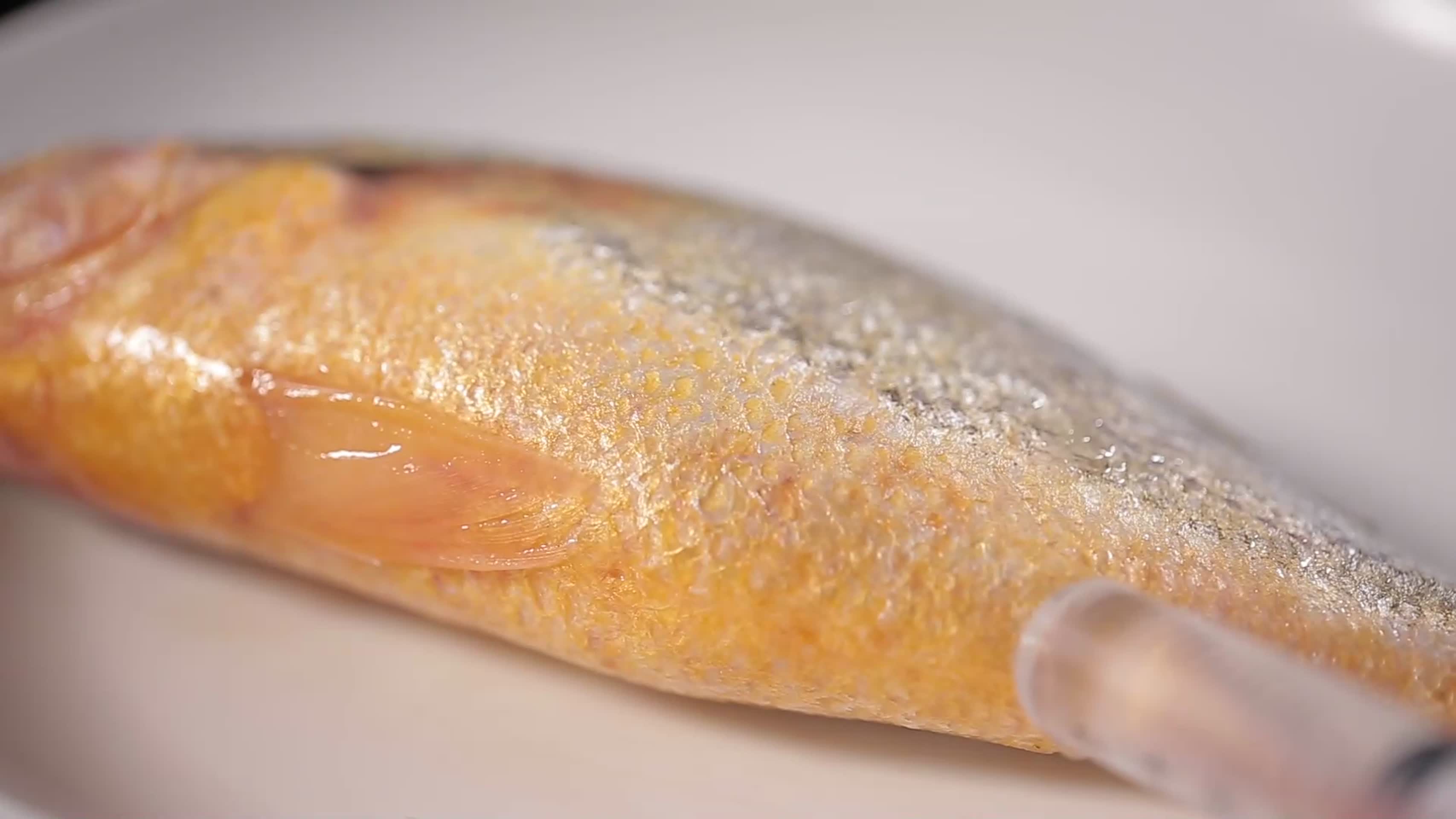 镜头合集食品安全黄花鱼注水视频的预览图
