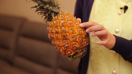 镜头合集切菠萝削菠萝视频的预览图