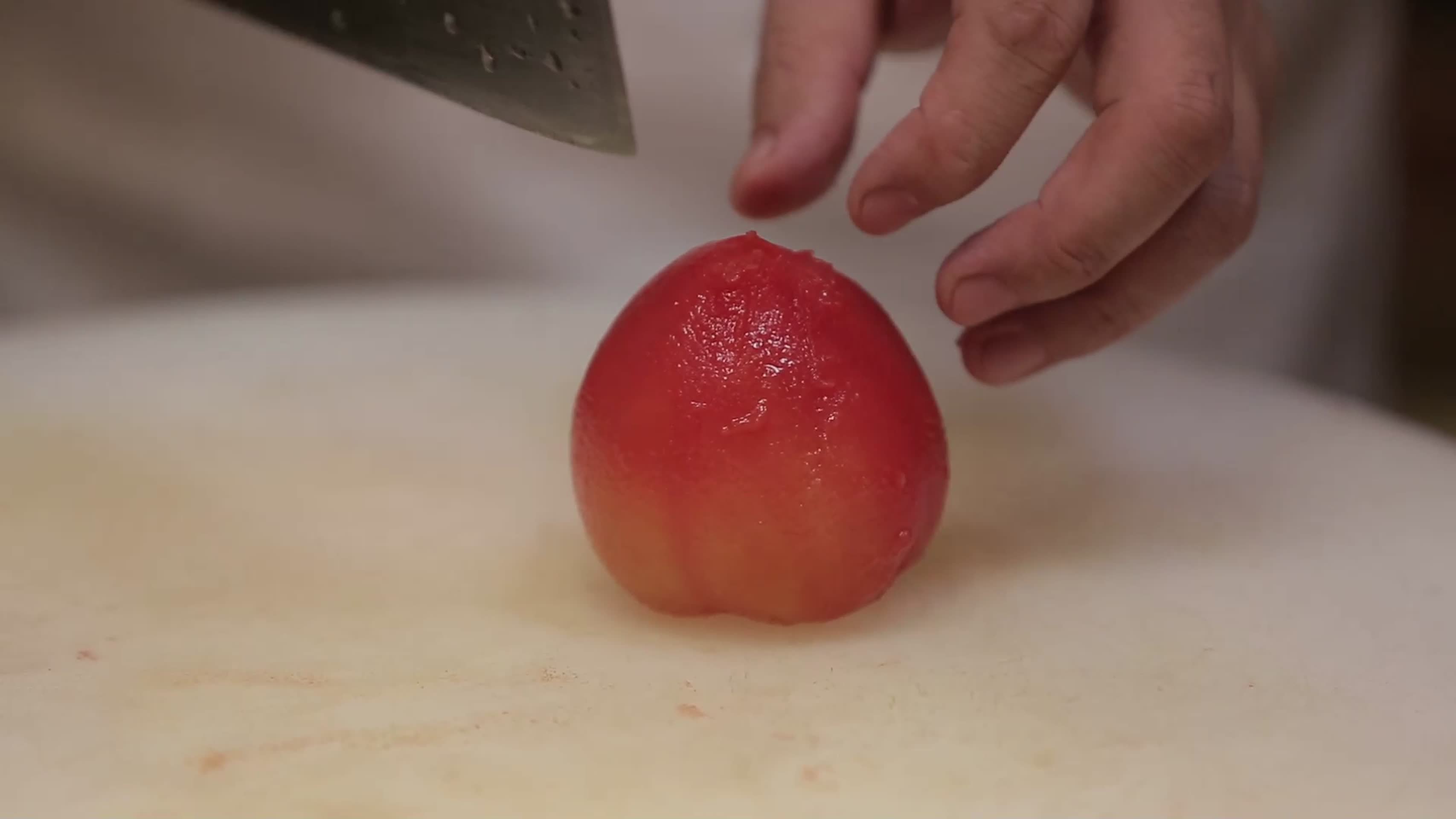 镜头合集烫西红柿去皮切块视频的预览图