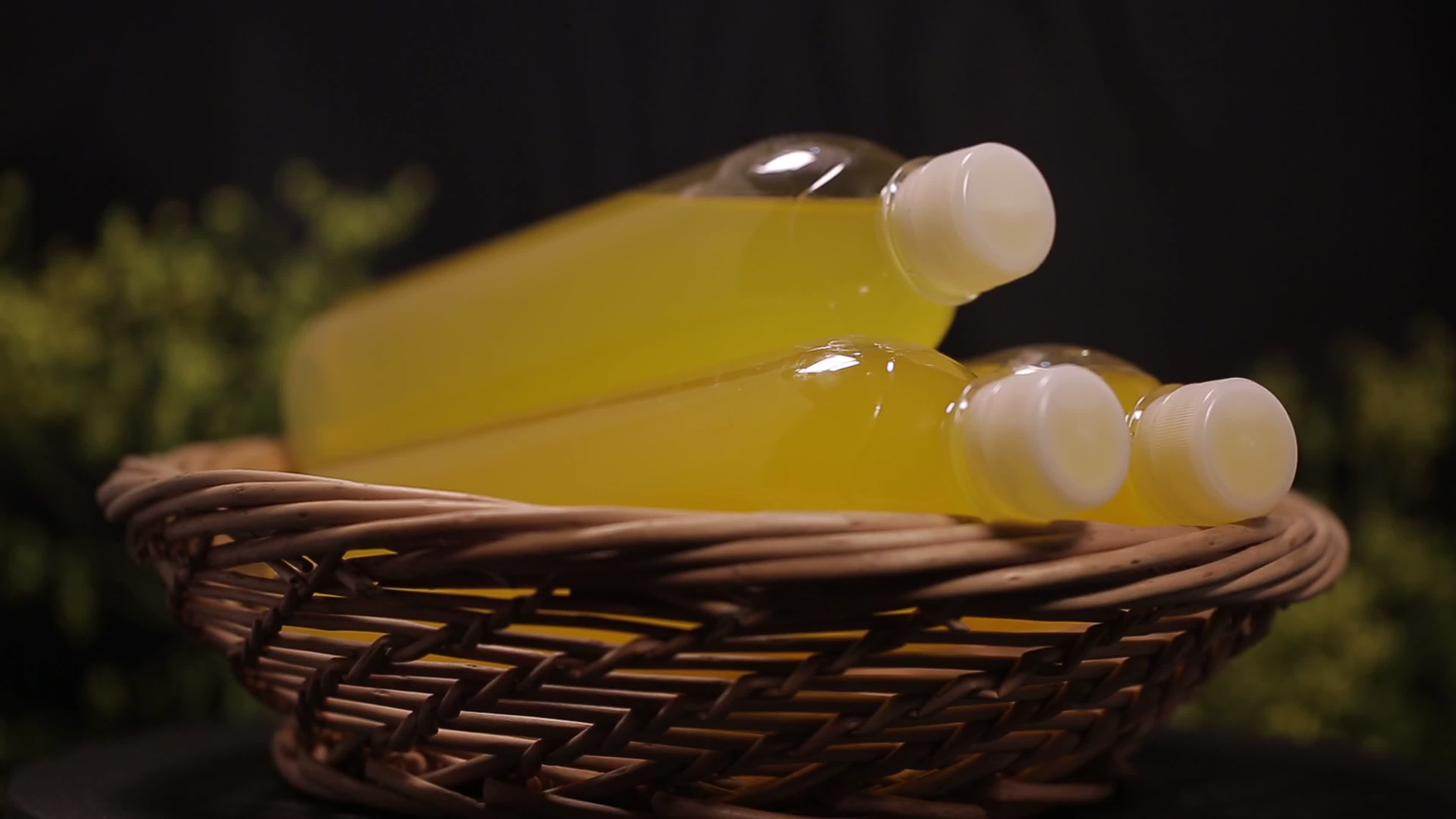 镜头合集瓶装水果汁倒入高脚玻璃杯喝饮料视频的预览图