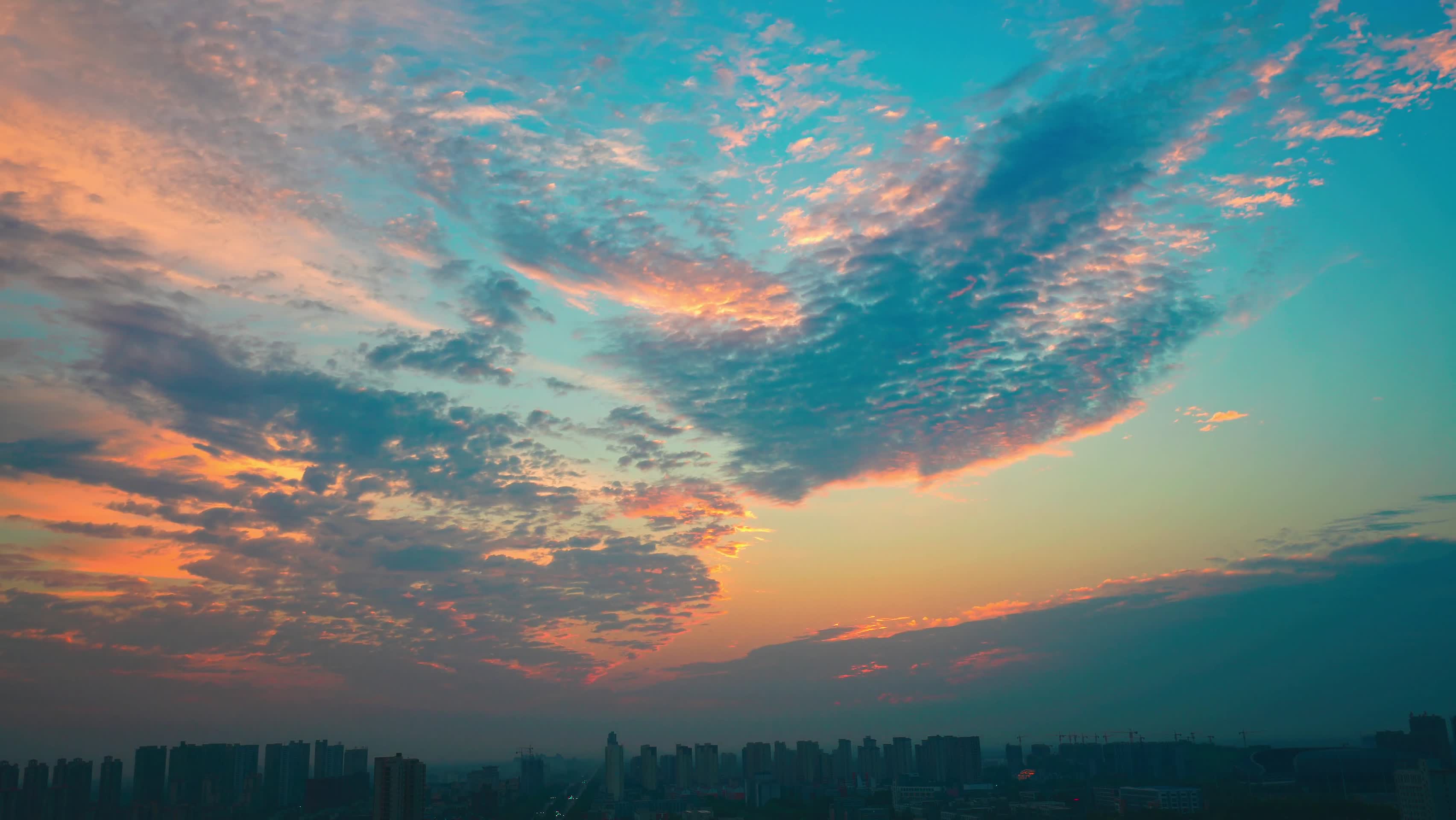 城市上空的火烧云视频的预览图