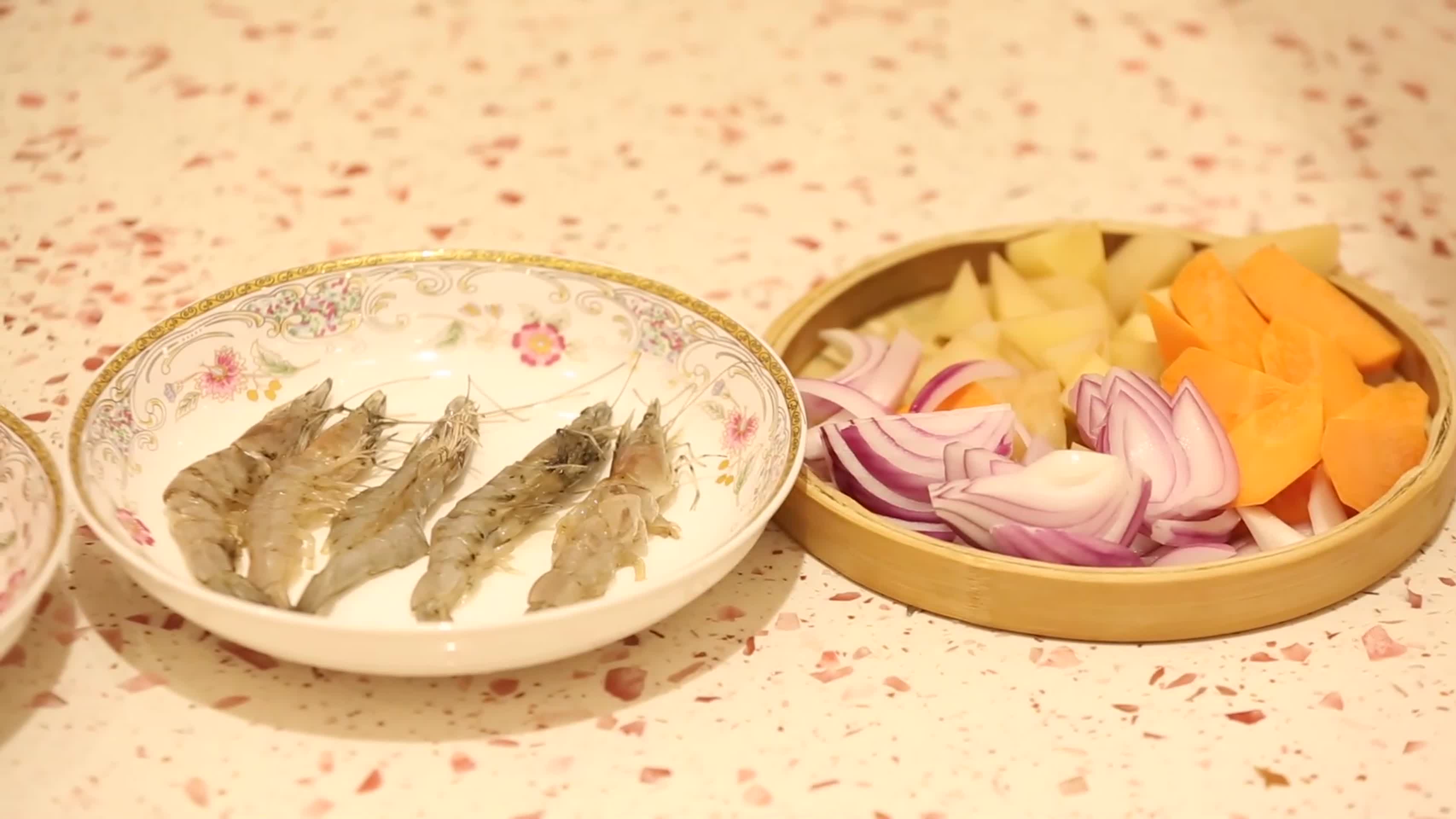 镜头合集鲜虾螃蟹蔬菜时蔬制作肉蟹煲海鲜锅食材视频的预览图