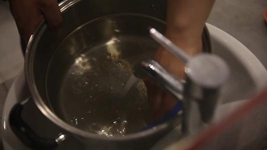 镜头合集洗手池水龙头刷碗洗碗刷盘子视频的预览图