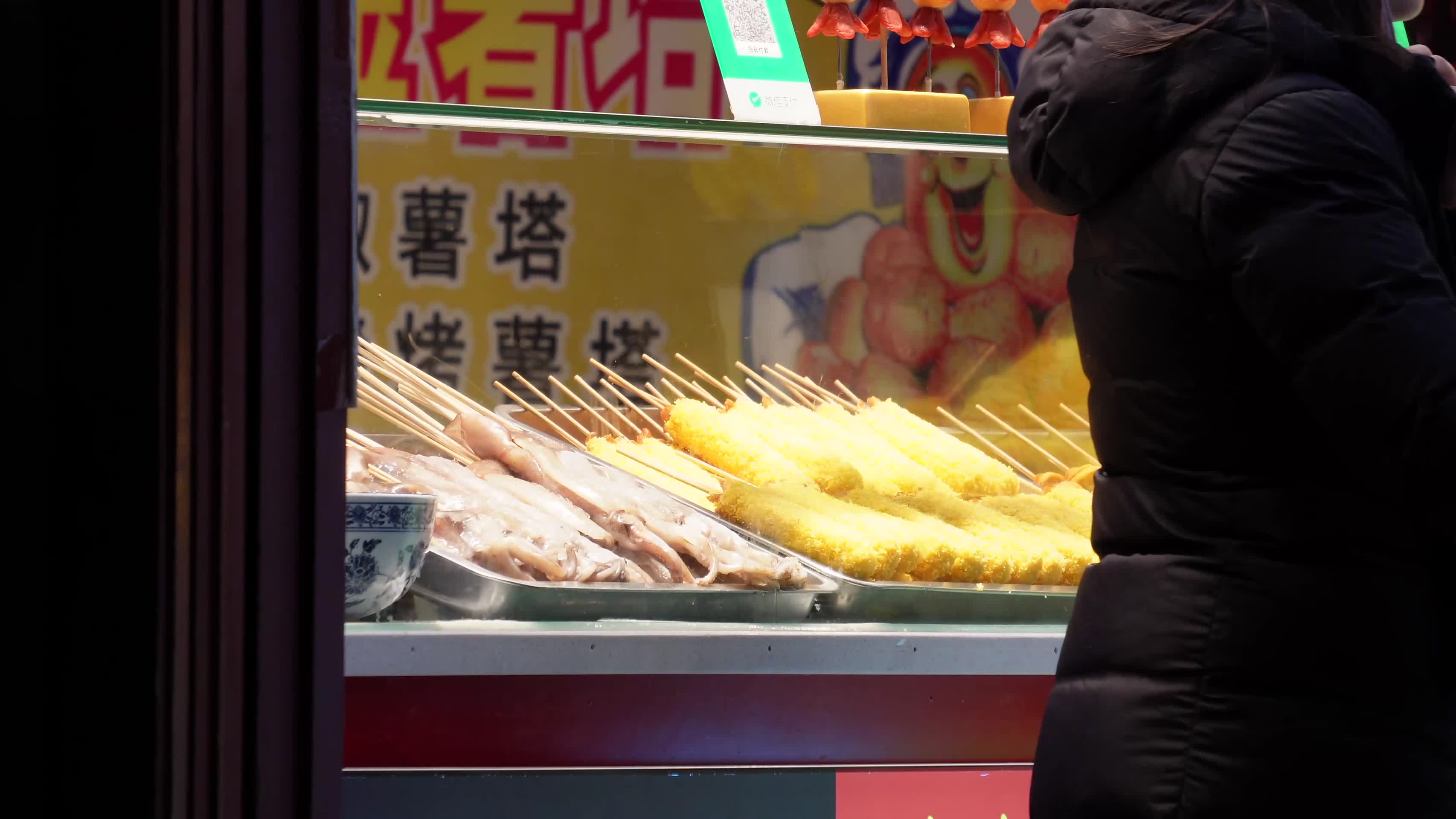 镜头合集网红小吃门店旋转薯条烤面筋炸串视频的预览图