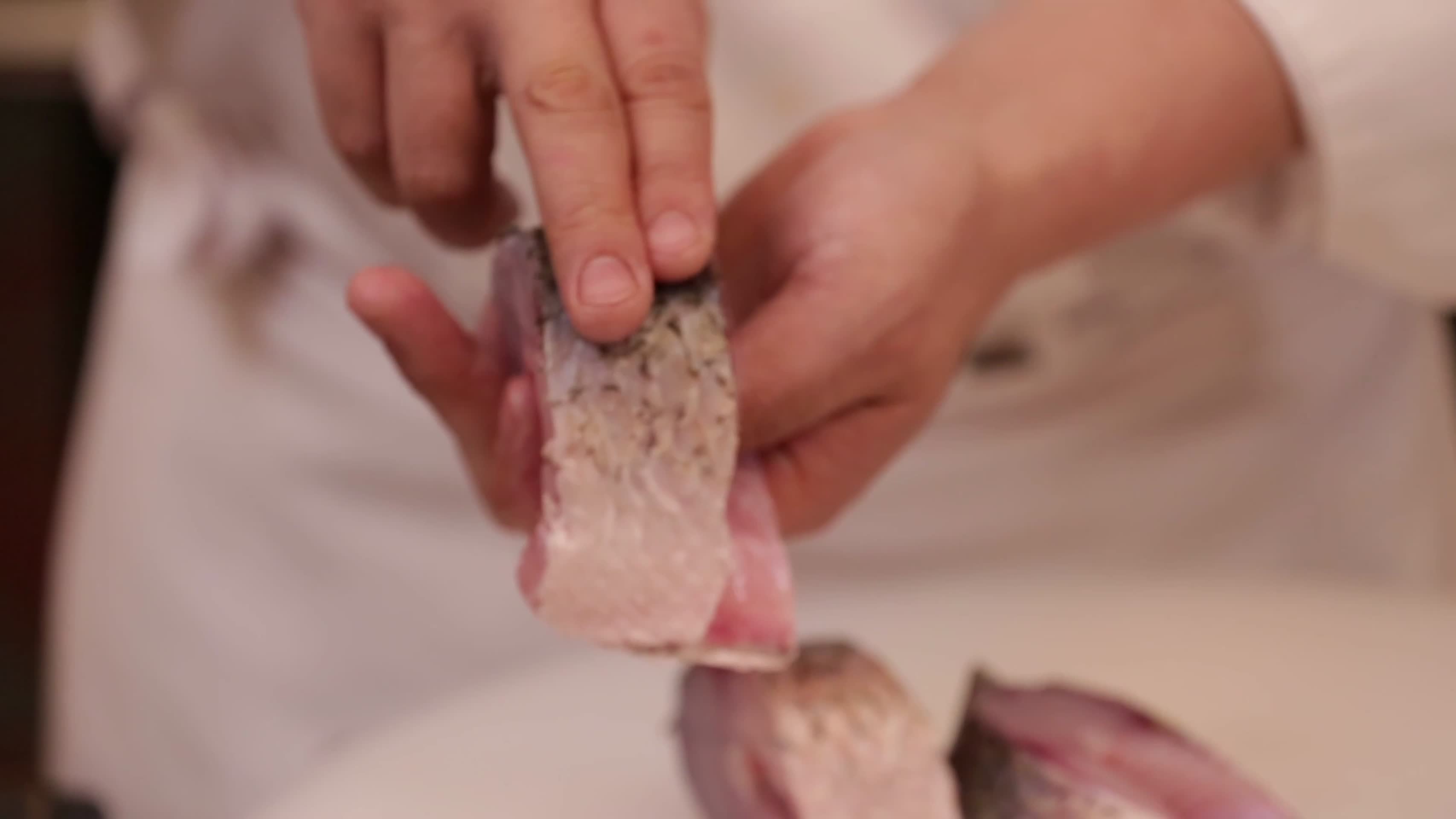 镜头合集鱼肉切段切鱼肉块视频的预览图