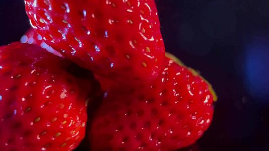 镜头合集微距拍摄水果草莓视频的预览图