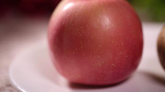 镜头合集维生素水果苹果猕猴桃视频的预览图