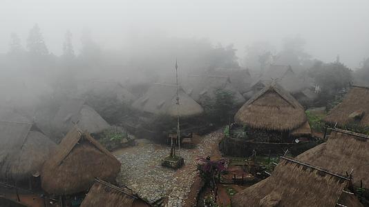 沧源翁丁佤族原始部落茅草房航拍雨雾意境感视频的预览图