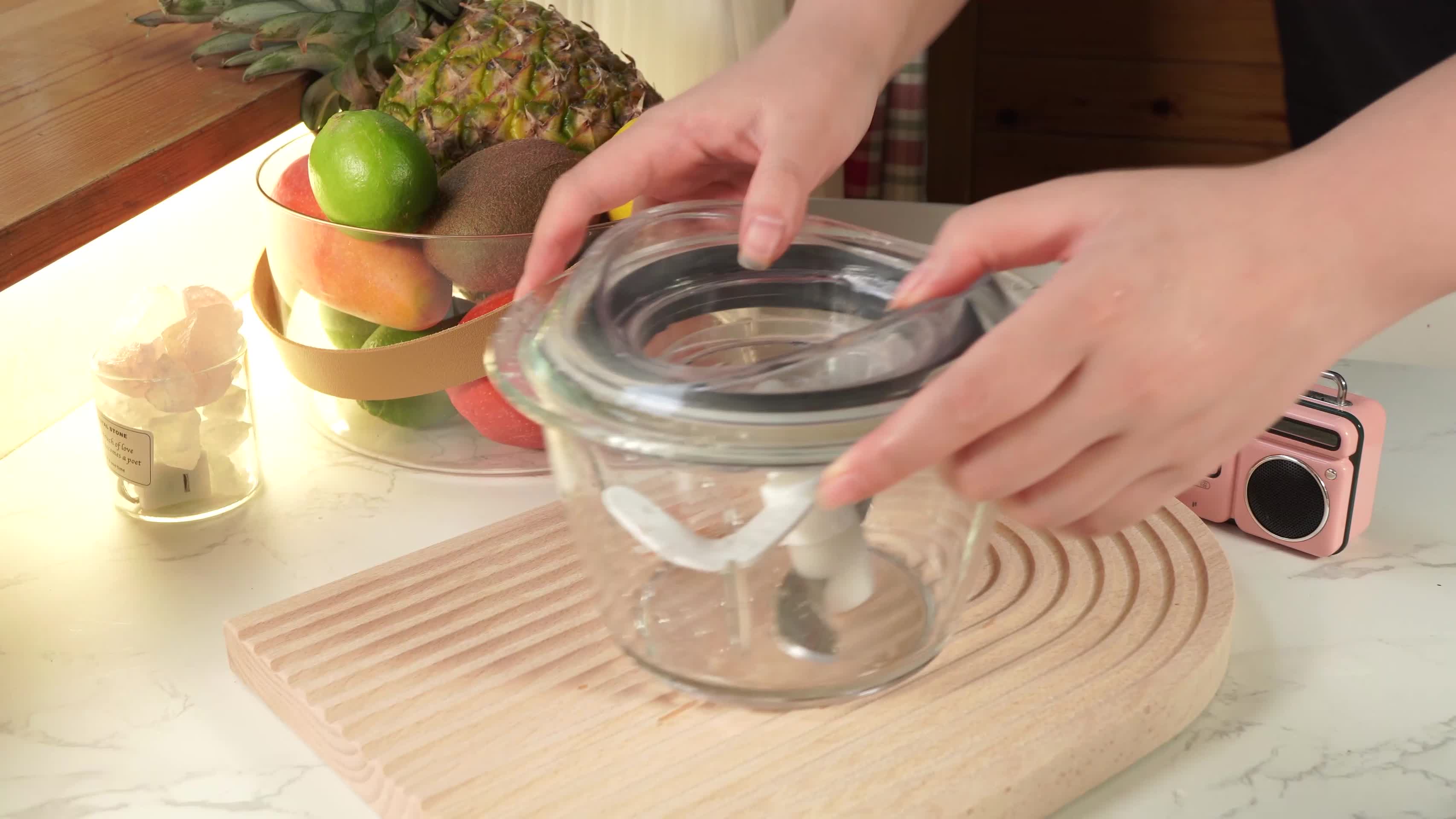 冰块果汁用搅拌机制作沙冰视频的预览图