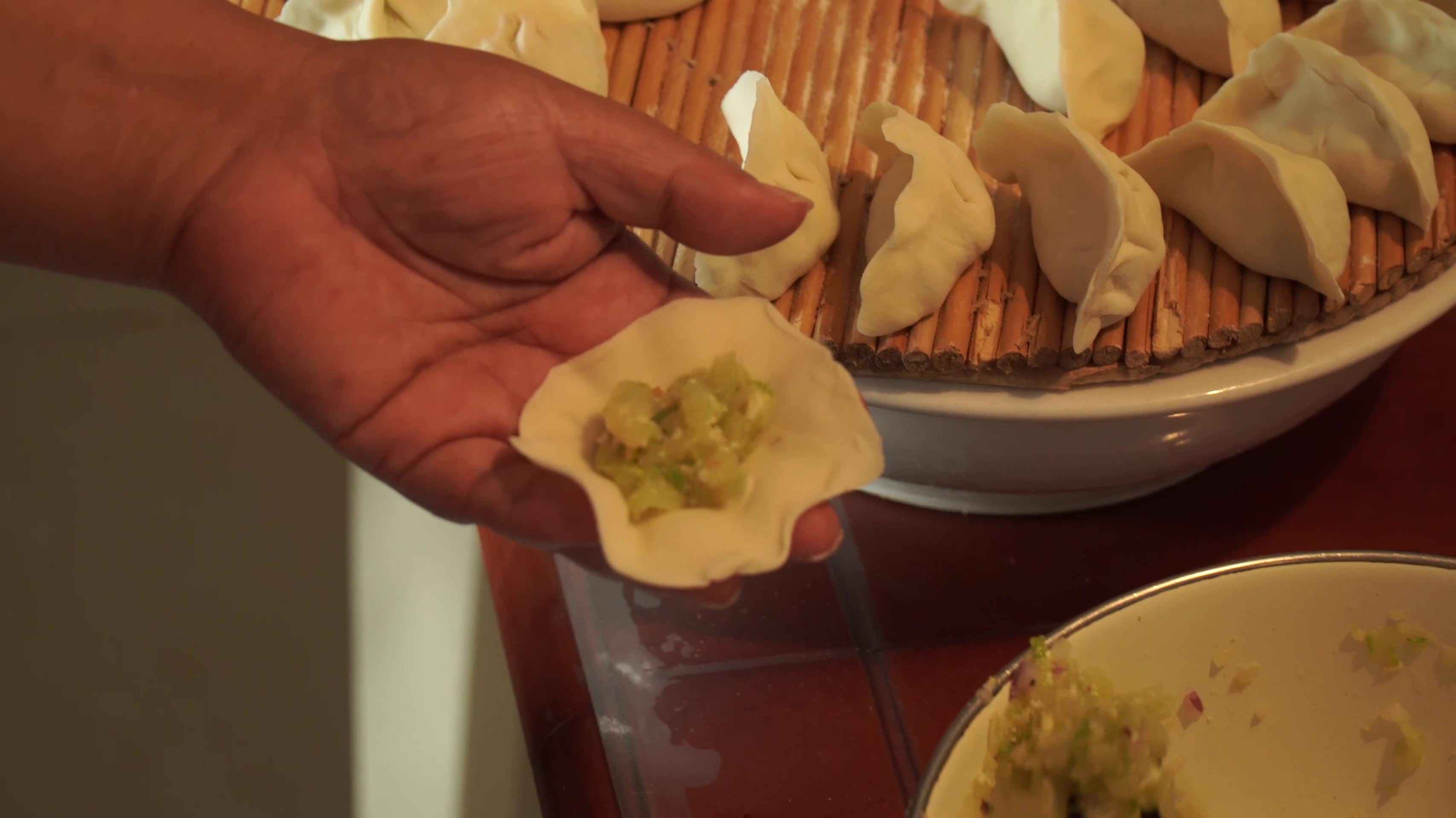 包饺子捏饺子团圆饭视频的预览图