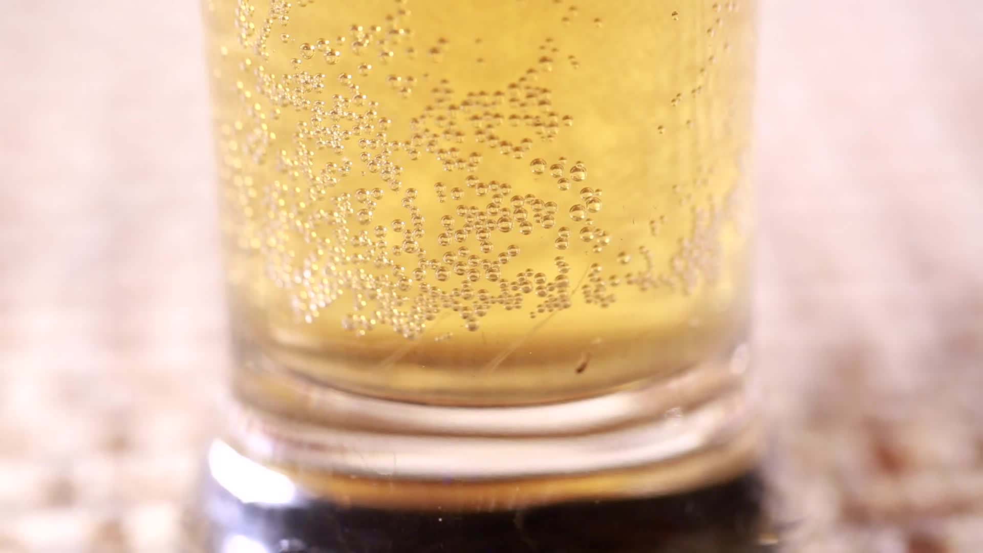 美食镜头合集玻璃杯倒啤酒泡沫视频的预览图