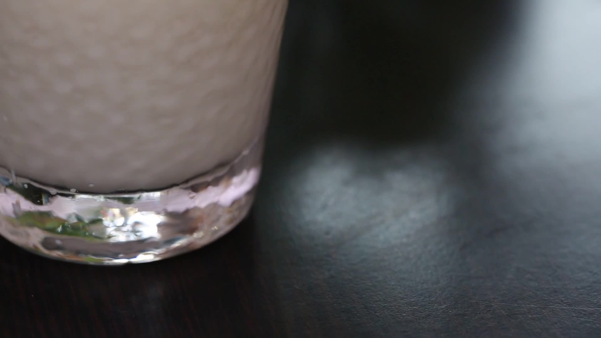 合集玻璃杯装一杯牛奶视频的预览图