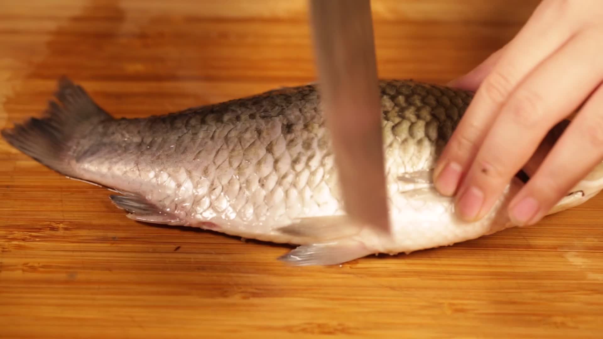 镜头合集菜刀刮鲫鱼表皮视频的预览图