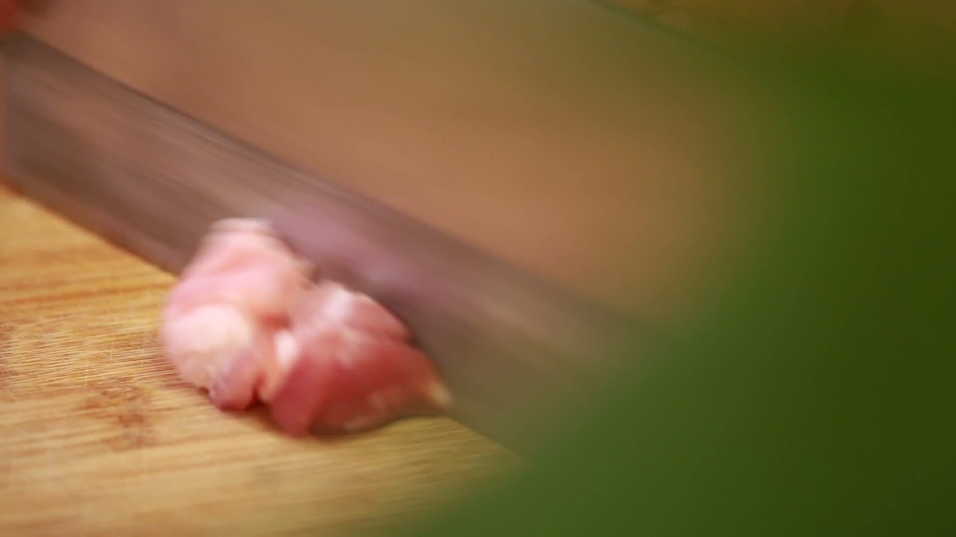 镜头合集菜刀切五花肉块视频的预览图