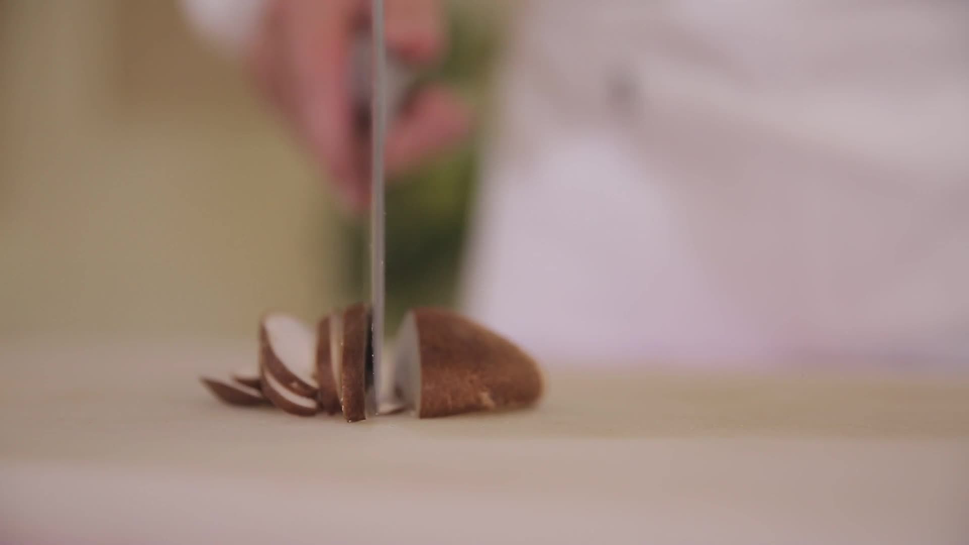 镜头合集菜刀切鲜香菇视频的预览图