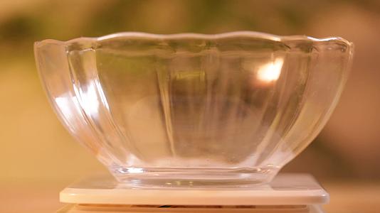 镜头合集玻璃碗厨房秤称豆芽重量视频的预览图