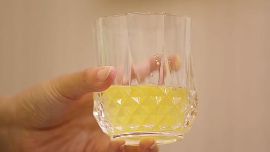 美食镜头合集玻璃杯倒果汁喝果汁橙汁菠萝汁芒果汁黄色果汁视频的预览图