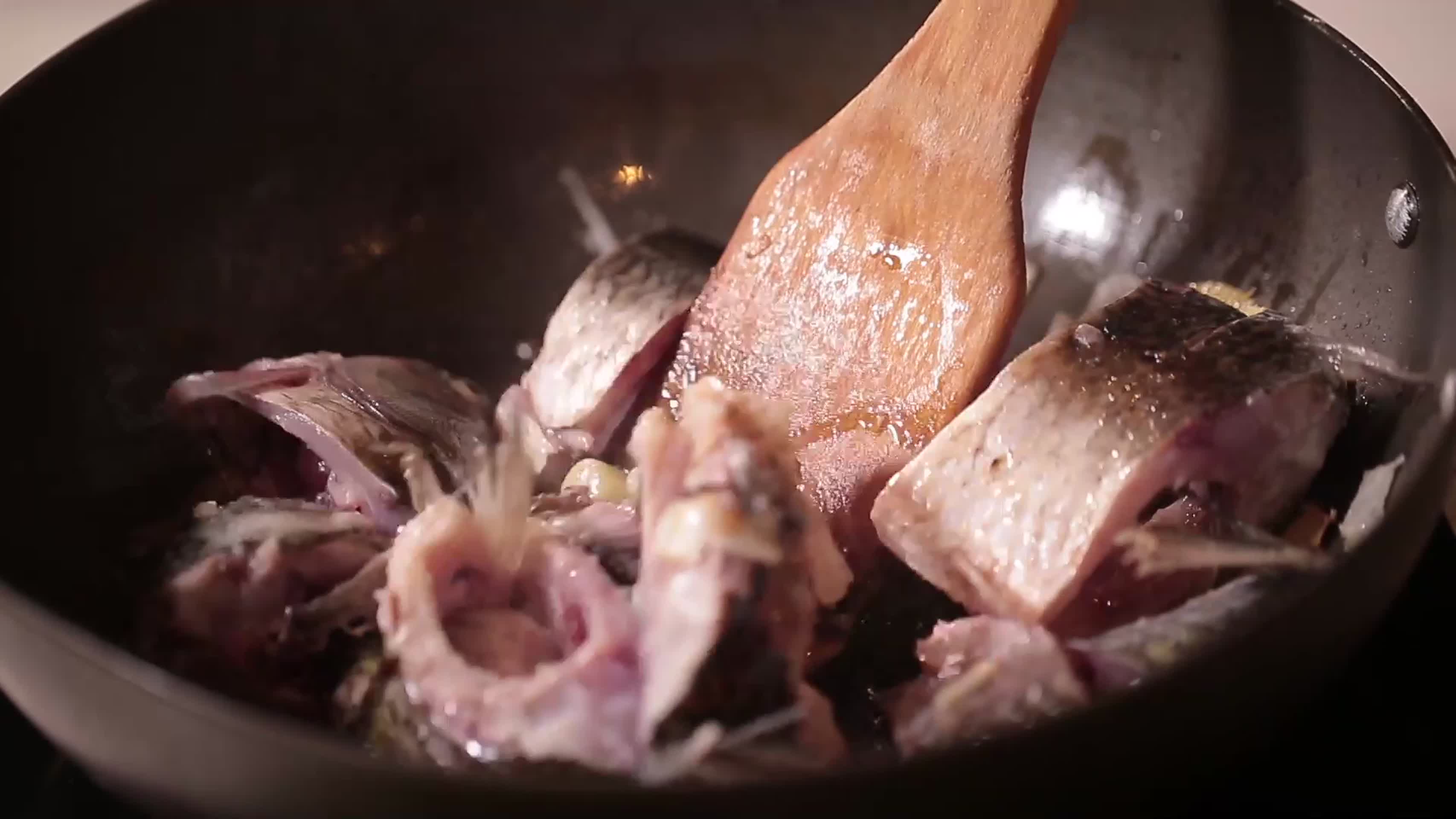 镜头合集厨师煎鱼防粘锅炖鲫鱼汤视频的预览图