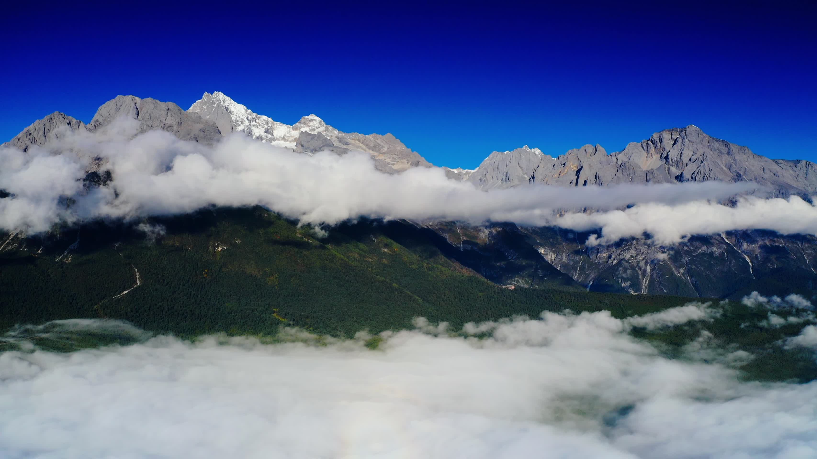 云海中的玉龙雪山视频的预览图