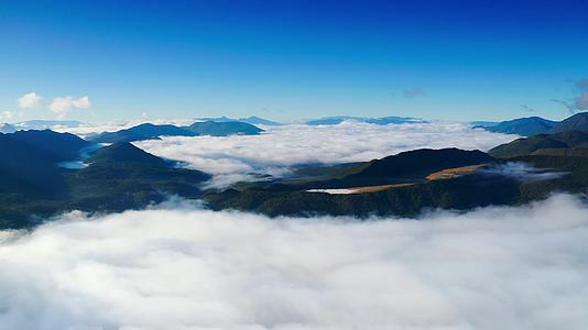 云海中的玉龙雪山视频的预览图