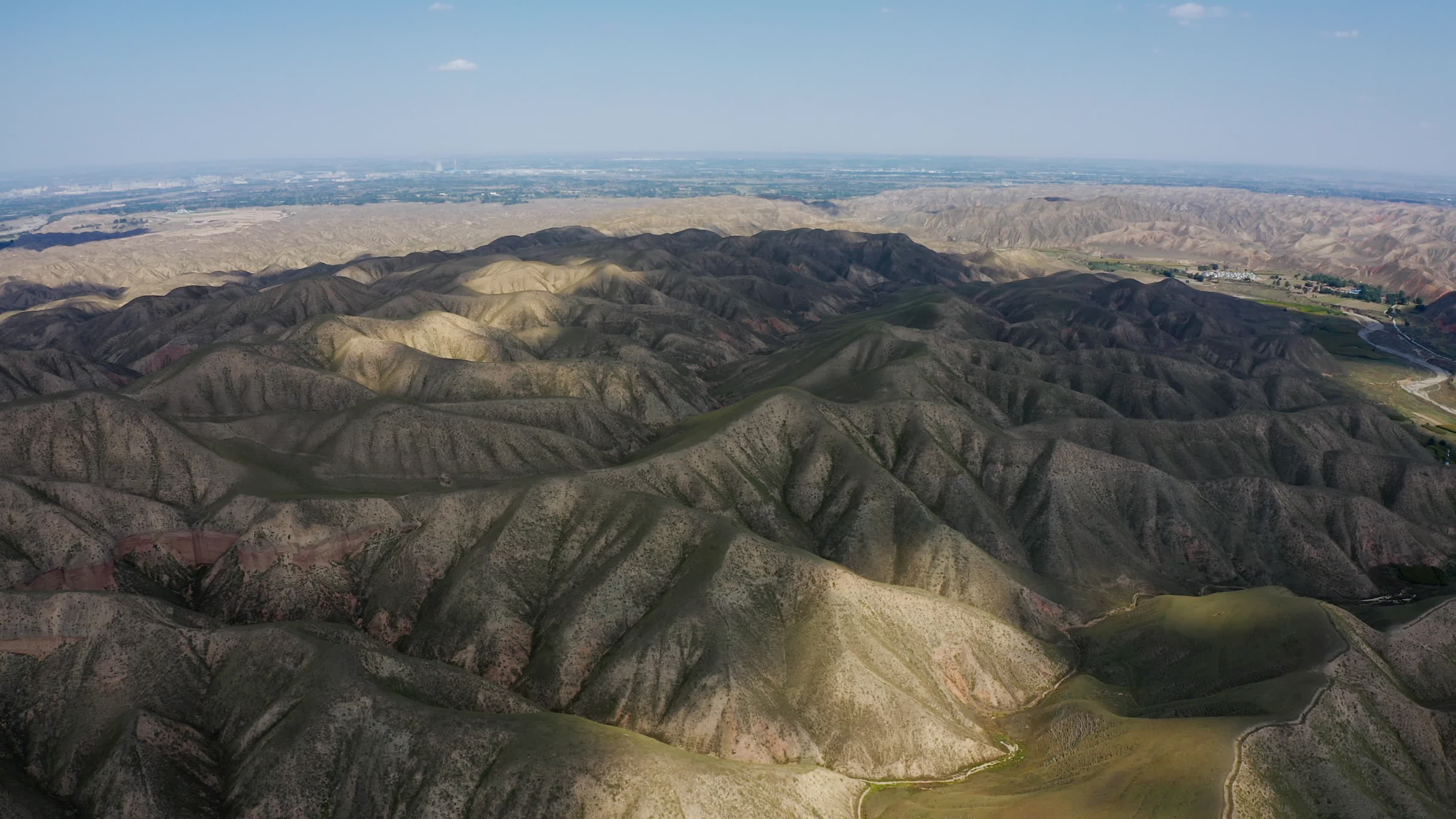 西北荒漠丘陵地表壮观景观视频的预览图
