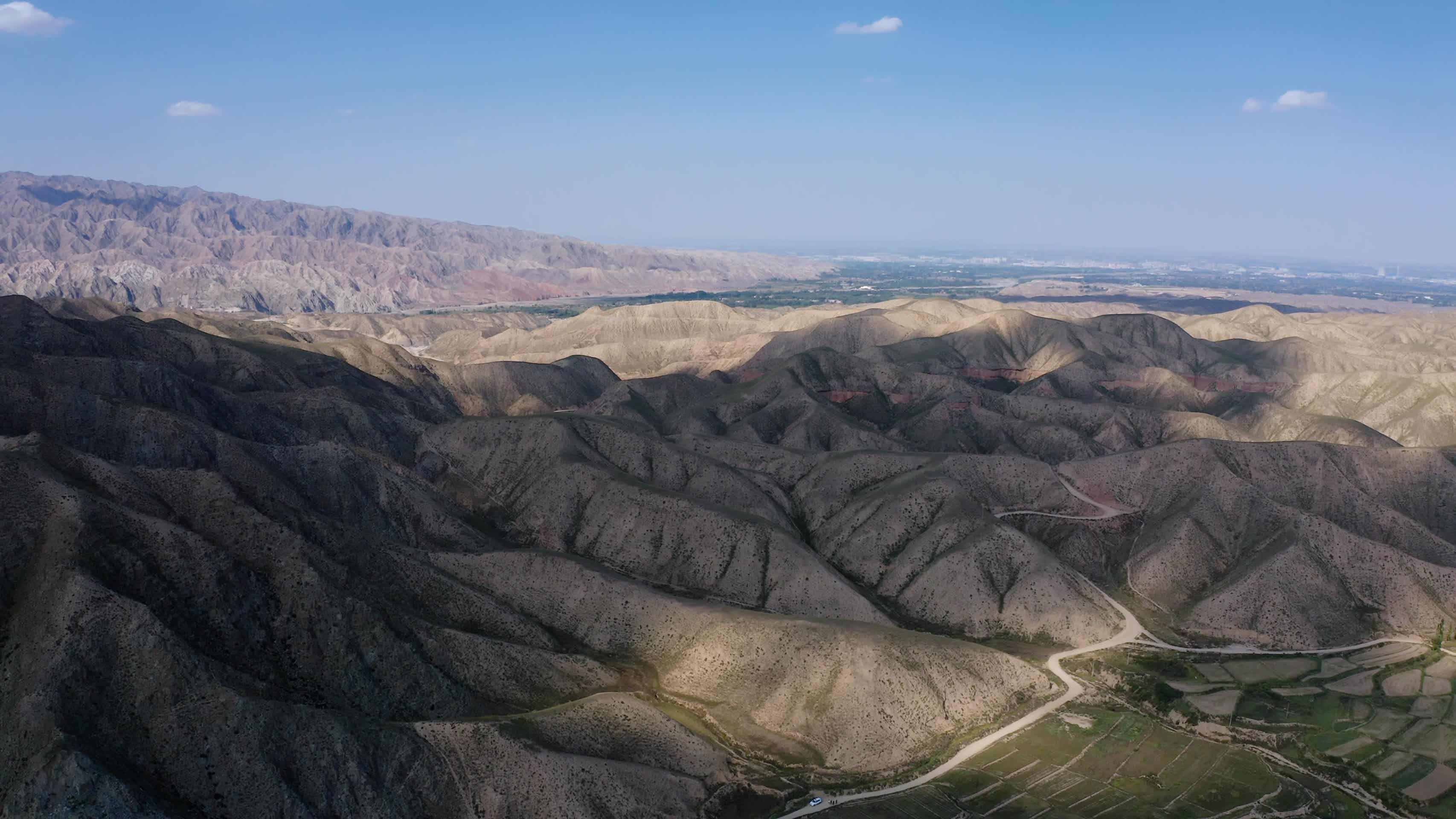 西北荒漠丘陵壮观的地表景观视频的预览图