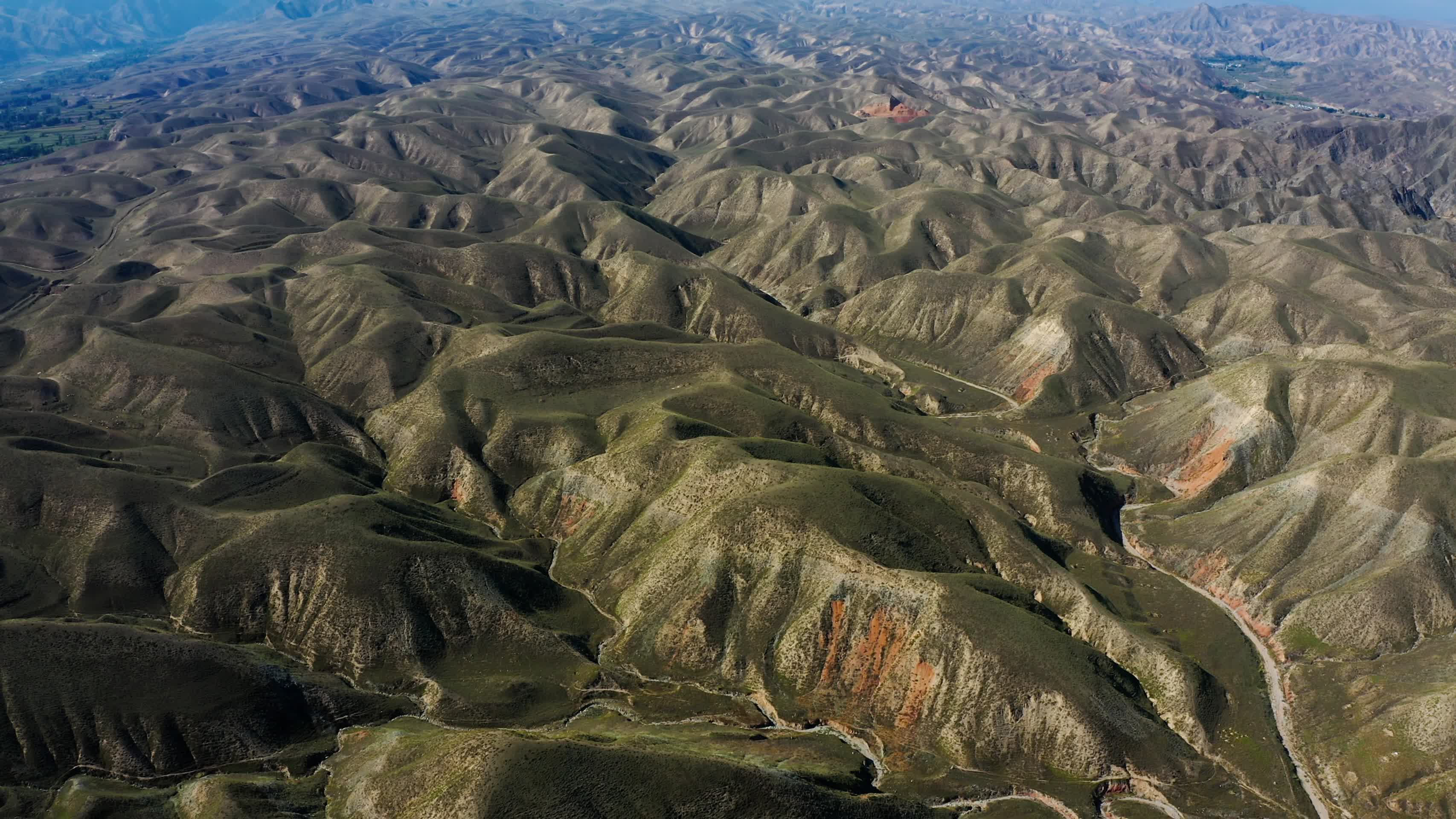 西北荒漠丘陵地表景观视频的预览图