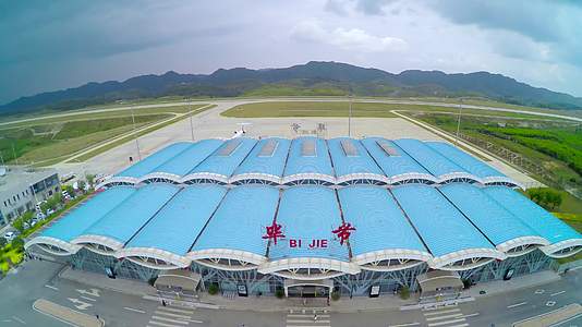 贵州毕节飞雄机场航拍机场夜景机场跑道视频的预览图