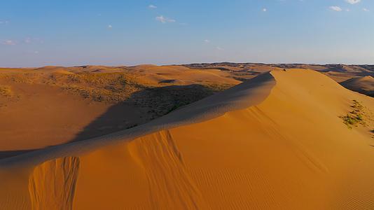 甘肃武威腾格里沙漠4K航拍视频的预览图