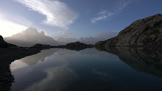 山峰湖泊镜面反光唯美风景视频的预览图